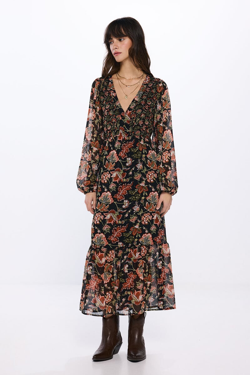 Vestidos largos con estampados y botas camperas